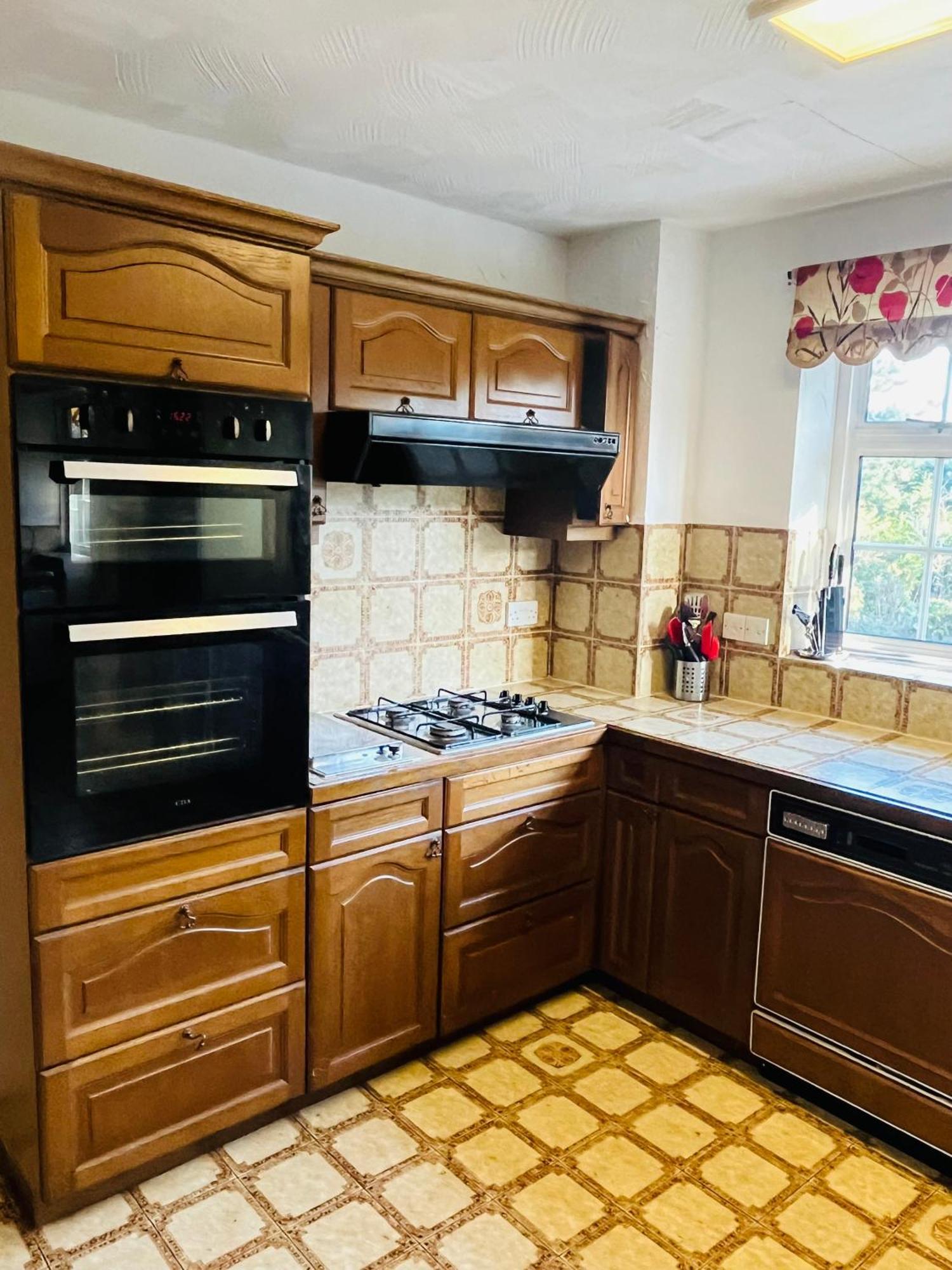 Unwind In Comfort At Cosy Caradus Your 4 Bedroom Home Sweet Home! Бирмингам Екстериор снимка