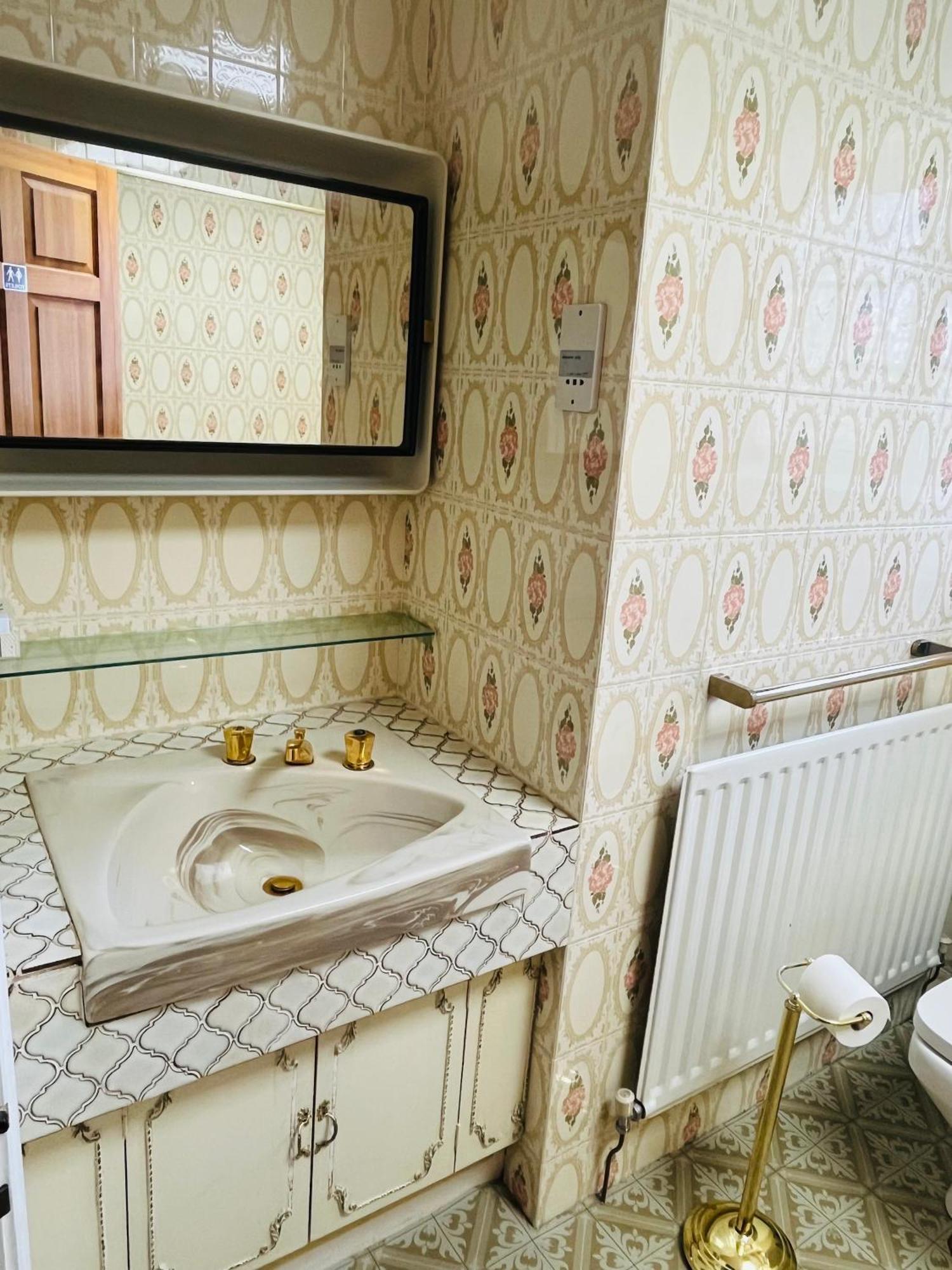 Unwind In Comfort At Cosy Caradus Your 4 Bedroom Home Sweet Home! Бирмингам Екстериор снимка