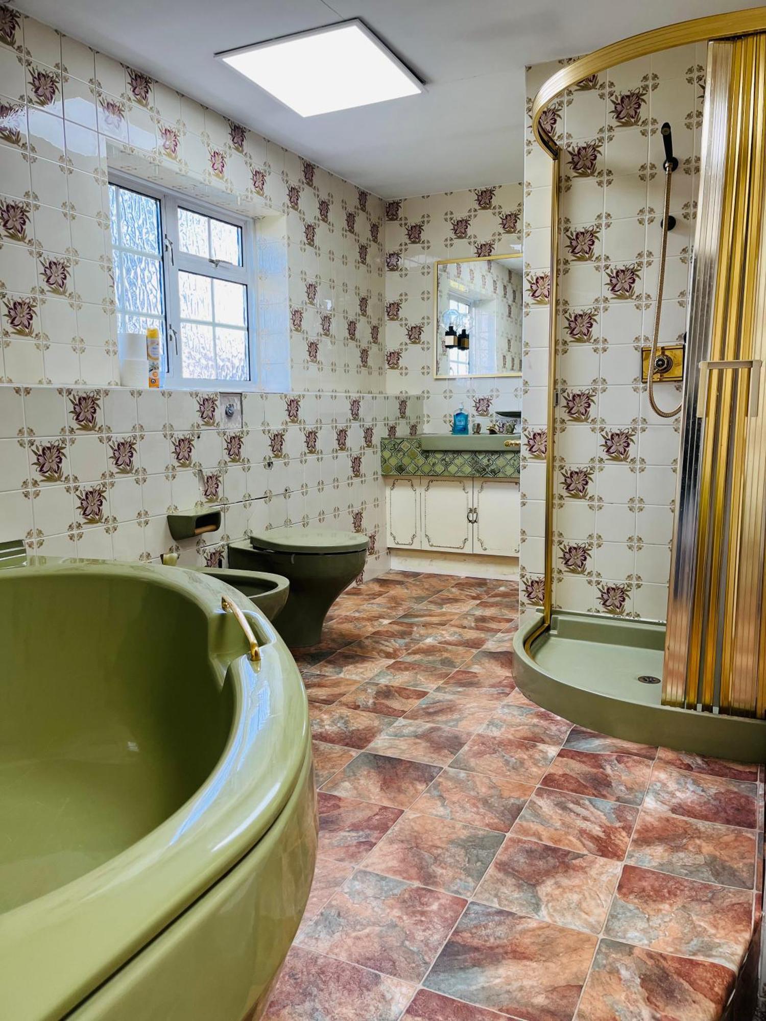 Unwind In Comfort At Cosy Caradus Your 4 Bedroom Home Sweet Home! Бирмингам Екстериор снимка