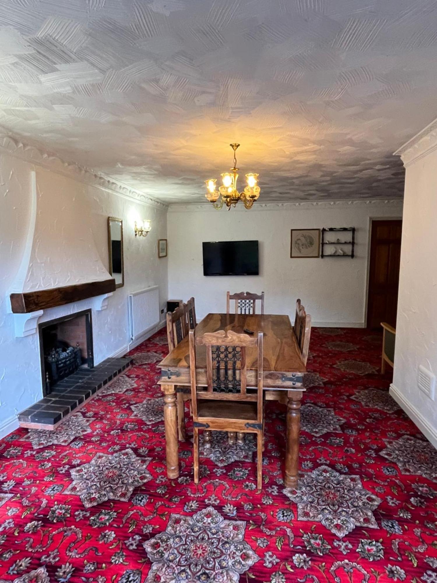Unwind In Comfort At Cosy Caradus Your 4 Bedroom Home Sweet Home! Бирмингам Екстериор снимка