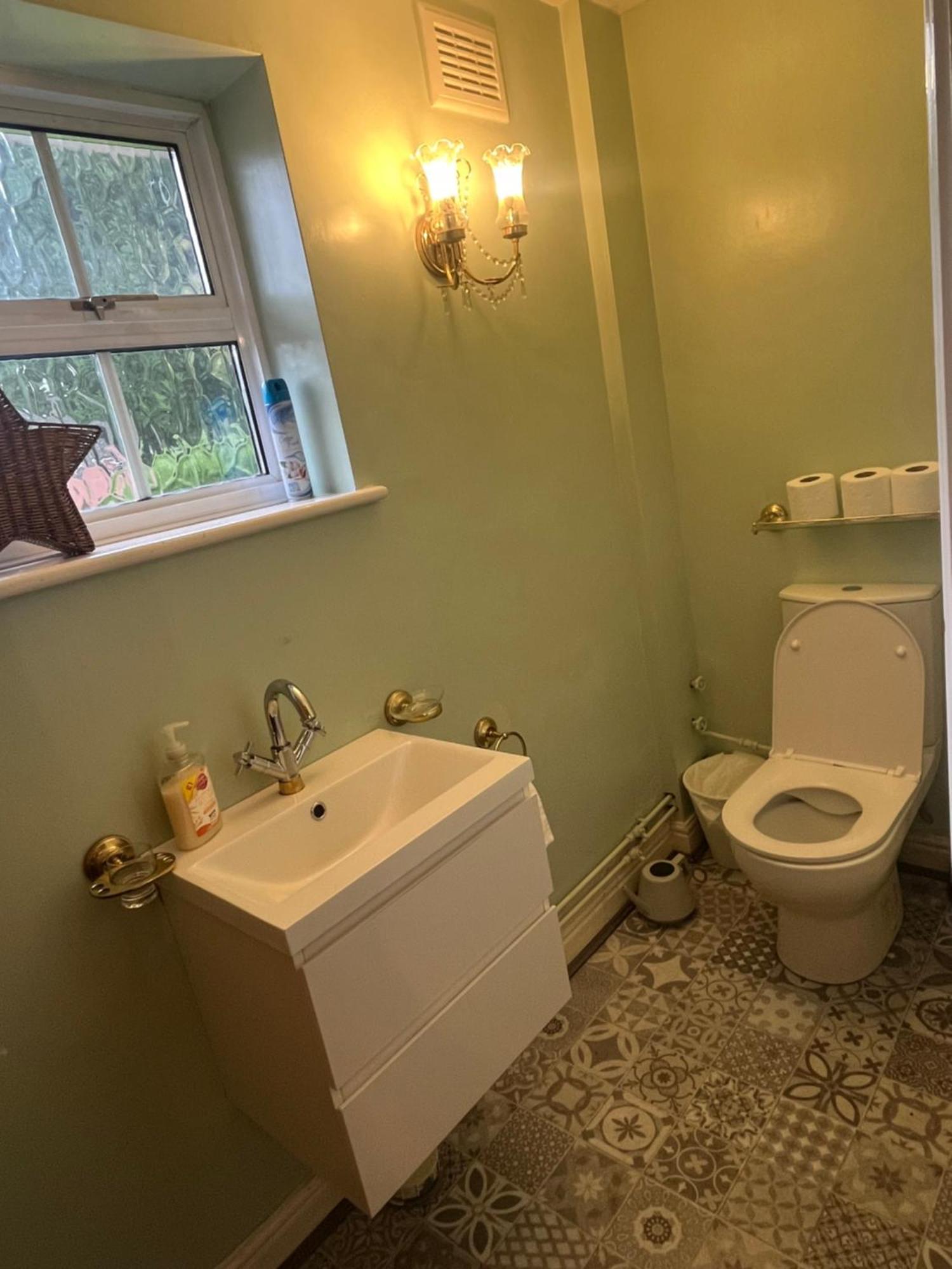 Unwind In Comfort At Cosy Caradus Your 4 Bedroom Home Sweet Home! Бирмингам Екстериор снимка