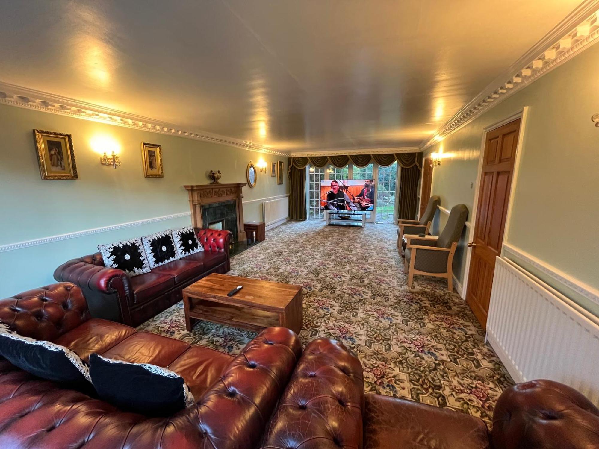 Unwind In Comfort At Cosy Caradus Your 4 Bedroom Home Sweet Home! Бирмингам Екстериор снимка